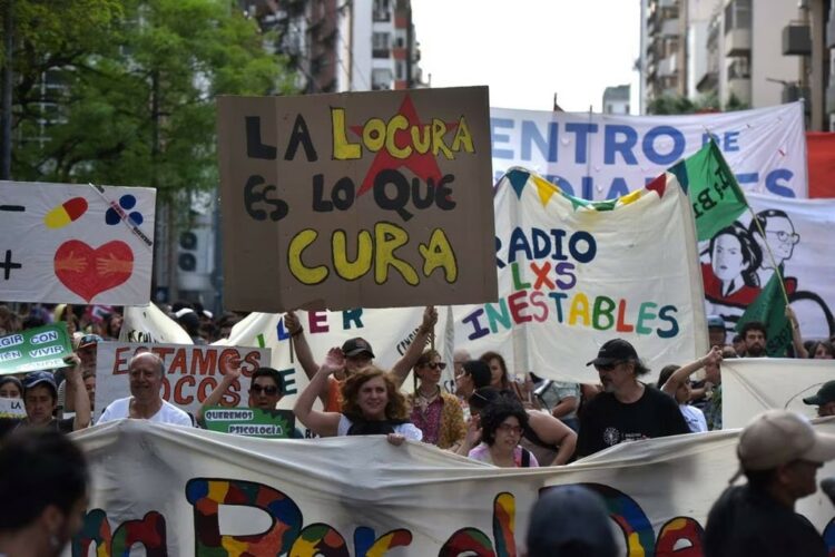 El lema de la marcha es “la salud mental no se negocia”. 
(foto: gentileza de Eber Coronel).