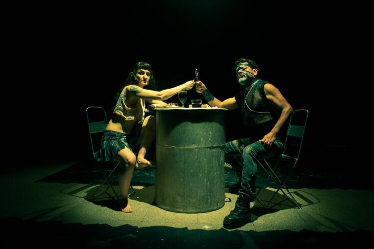 El espectáculo teatral “Matar es hermoso” dirigido por Elvira Bustamante.