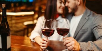 Conoció a una mujer por Tinder y en medio de la cita apareció el esposo con su hija