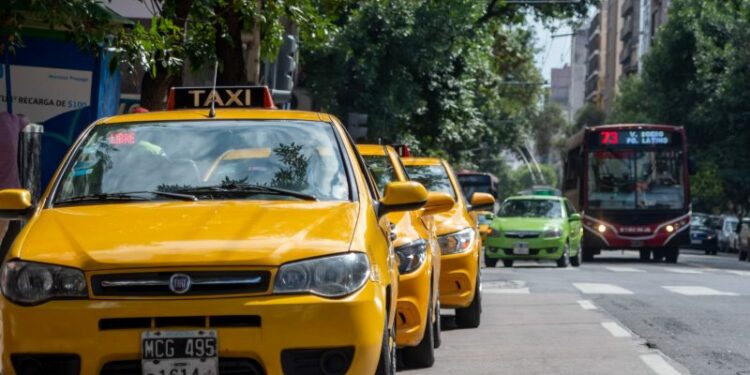 Prorrogan la vida útil de los vehículos de taxis y remises que vencían a fin de año