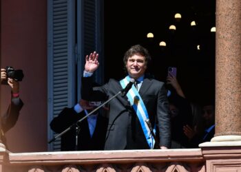 Milei saludó a la gente desde el balcón de la Casa Rosada: «Es el fin de la noche populista»