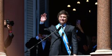 Milei saludó a la gente desde el balcón de la Casa Rosada: «Es el fin de la noche populista»