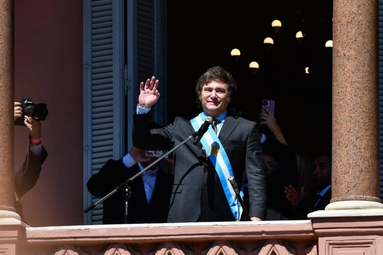 Milei saludó a la gente desde el balcón de la Casa Rosada: "Es el fin de la noche populista"