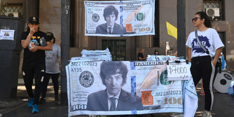 Con foco en austeridad, seguridad, educación, salud y obra pública, Llaryora habló frente a la Legislatura