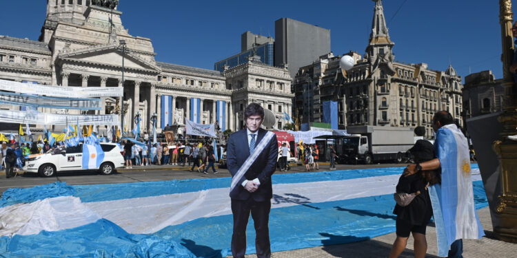 Con foco en austeridad, seguridad, educación, salud y obra pública, Llaryora habló frente a la Legislatura