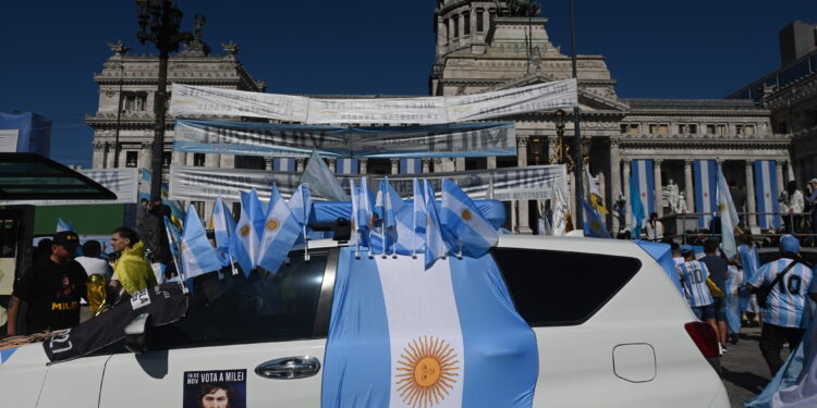 Con foco en austeridad, seguridad, educación, salud y obra pública, Llaryora habló frente a la Legislatura