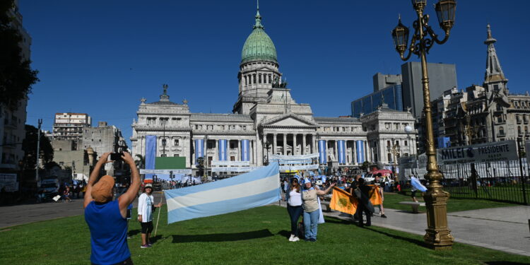 Con foco en austeridad, seguridad, educación, salud y obra pública, Llaryora habló frente a la Legislatura