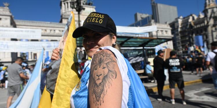 Con foco en austeridad, seguridad, educación, salud y obra pública, Llaryora habló frente a la Legislatura