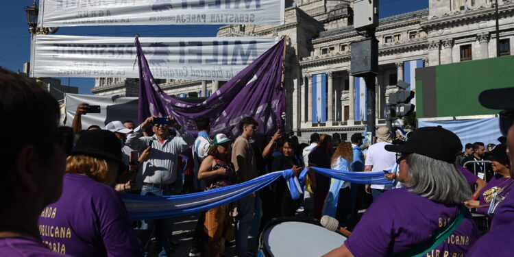Con foco en austeridad, seguridad, educación, salud y obra pública, Llaryora habló frente a la Legislatura