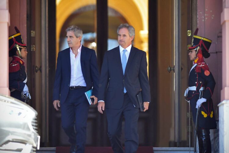 Caputo se reunió con Milei para cerrar los últimos detalles del plan de ajuste que presentará mañana