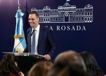 Adorni, vocero presidencial: «Se terminó lo de gastar más de lo que se tiene»