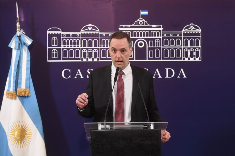 Adorni anuncia recorte en choferes, flota de autos y venta de dos aviones de YPF