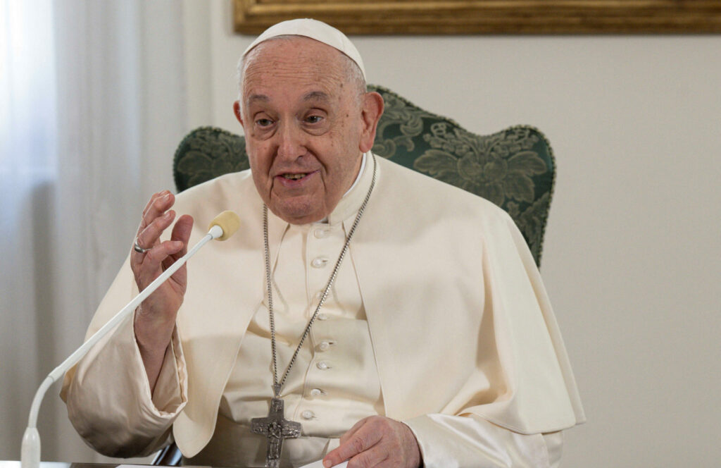 La salud del Papa Francisco continúa mejorando