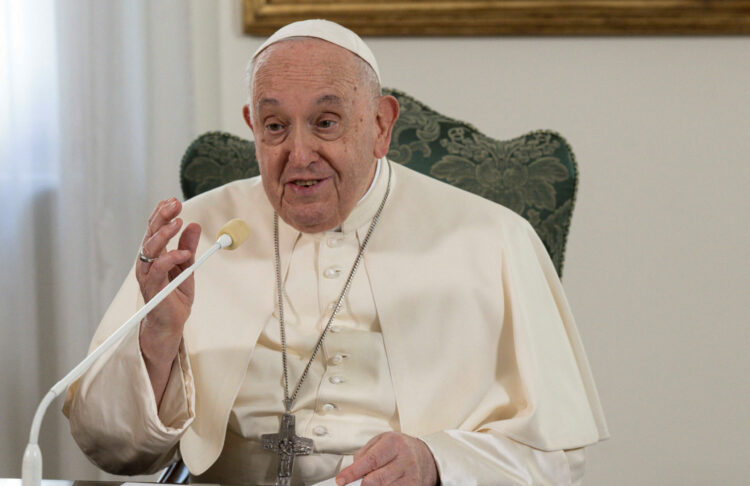 Los fieles rezan por la salud del Papa.