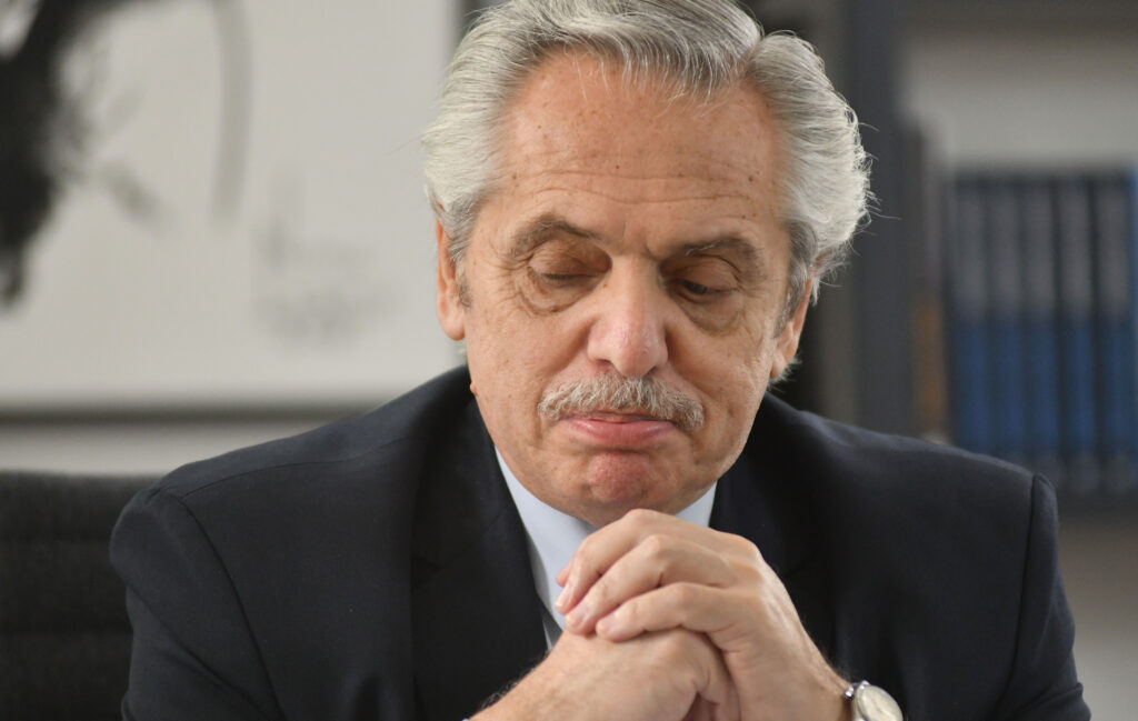 Fernández se despidió del personal de la Casa Rosada: "Estamos dejando un país en marcha"