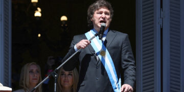 A horas de su asunción, Milei firmó el primer decreto con una decisión clave sobre los ministerios