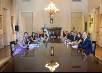 Recorte fiscal y expansión de partidas sociales fueron los ejes de la primera reunión de gabinete