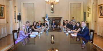 Recorte fiscal y expansión de partidas sociales fueron los ejes de la primera reunión de gabinete