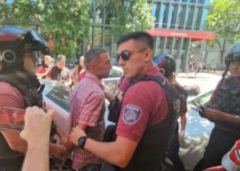 El hombre que atacó de un botellazo al presidente Milei fue detenido frente a un canal de TV