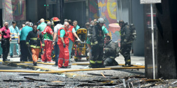 Una persona muerta y más de 30 hospitalizadas por un trágico incendio en un edificio porteño