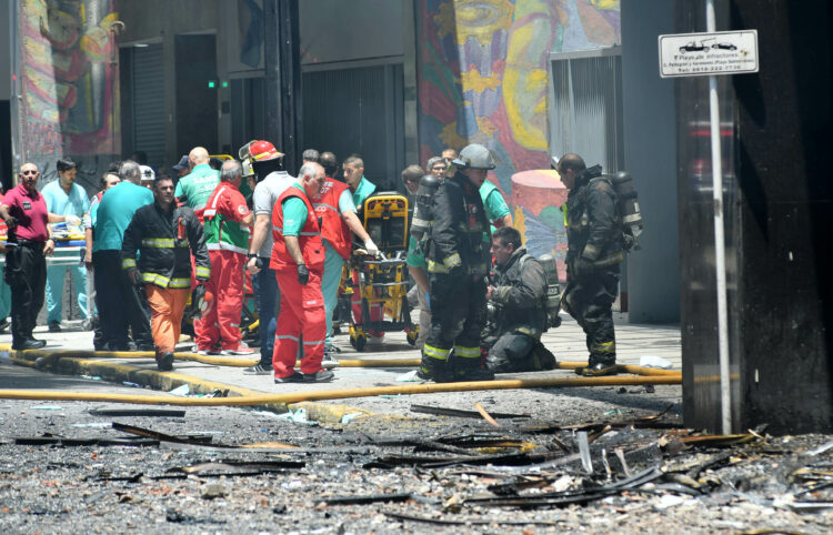 Una persona muerta y más de 30 hospitalizadas por un trágico incendio en un edificio porteño