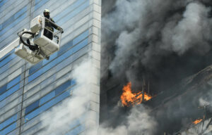 Una persona muerta y más de 30 hospitalizadas por un trágico incendio en un edificio porteño