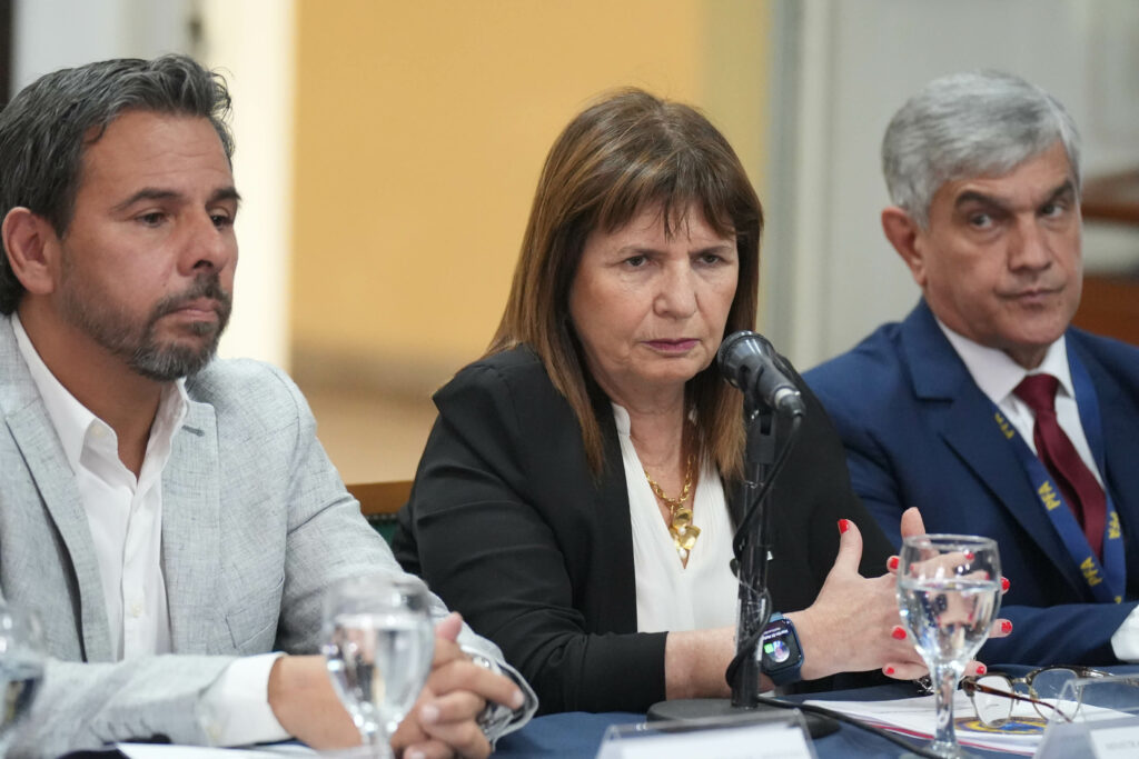 Bullrich pidió "colaboración" a los trabajadores y volvió a mencionar que "el que corta no cobra"