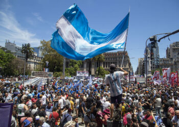 La CGT, las CTA y organizaciones sociales marcharon en Buenos Aires en repudio al mega decreto