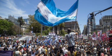 La CGT, las CTA y organizaciones sociales marcharon en Buenos Aires en repudio al mega decreto