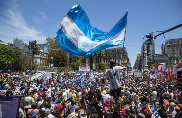 La CGT, las CTA y organizaciones sociales marcharon en Buenos Aires en repudio al mega decreto