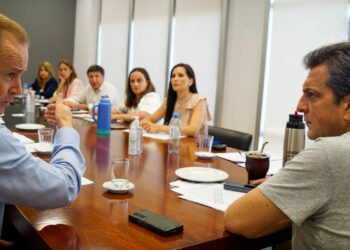 Distintas vertientes del peronismo repudiaron públicamente el DNU anunciado por Milei