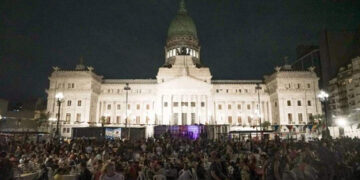 Más de 4.000 personas estuvieron en la cena de Navidad frente al Congreso que fue saludada por Francisco