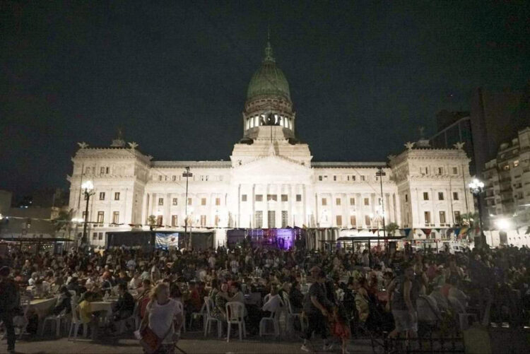 Más de 4.000 personas estuvieron en la cena de Navidad frente al Congreso que fue saludada por Francisco