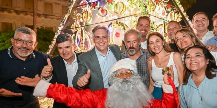 Se encendió el árbol de Navidad hecho 100% con residuos reciclados