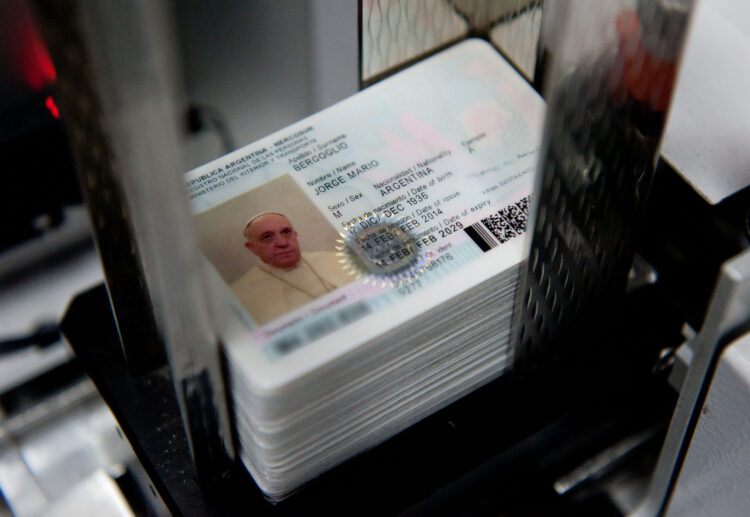 DYN08, BUENOS AIRES 17/02/2014, EL PAPA FRANCISCO RENOVO SU DNI Y PASAPORTE. FOTO:DYN/MIN. INT.