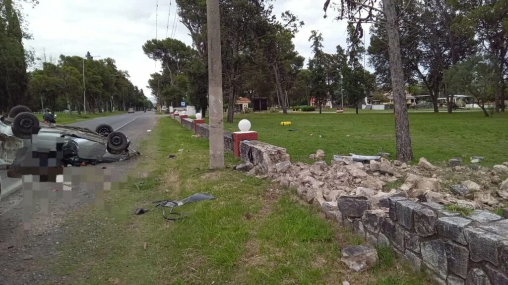 Una joven falleció y su pareja quedó gravemente herida tras accidentarse en barrio Militar