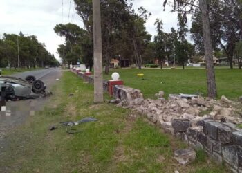 Una joven falleció y su pareja quedó gravemente herida tras accidentarse en barrio Militar