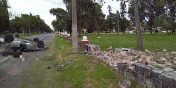 Una joven falleció y su pareja quedó gravemente herida tras accidentarse en barrio Militar