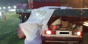 Un joven de 24 años perdió la vida al chocar contra un acoplado estacionado