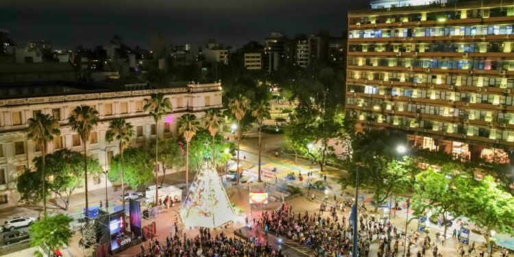 Se encendió el árbol de Navidad hecho 100% con residuos reciclados