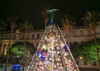 Se encendió el árbol de Navidad hecho 100% con residuos reciclados