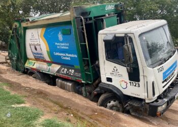 Un camión de residuos lleva más de un día atrapado en un agujero