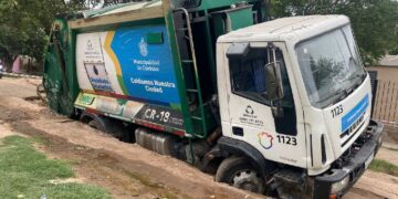 Un camión de residuos lleva más de un día atrapado en un agujero