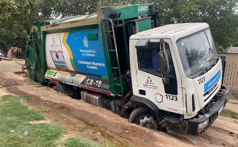 Un camión de residuos lleva más de un día atrapado en un agujero
