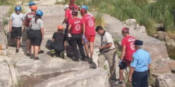 Un turista murió ahogado en Mina Clavero tras intentar rescatar la ojota de su hija