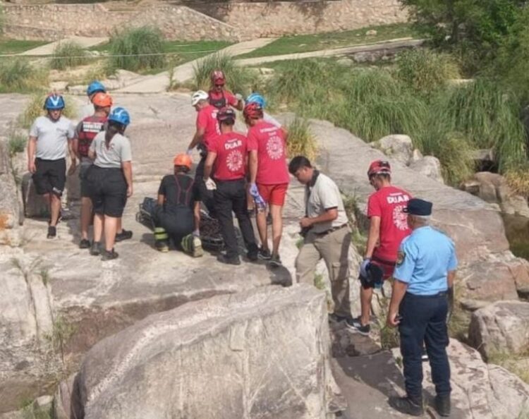 Un turista murió ahogado en Mina Clavero tras intentar rescatar la ojota de su hija