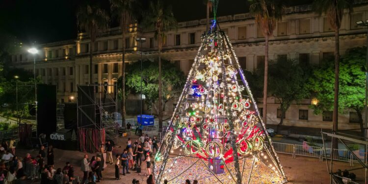 Se encendió el árbol de Navidad hecho 100% con residuos reciclados