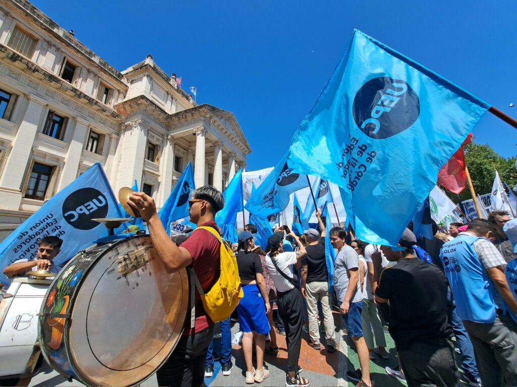 Los gremios y las organizaciones sociales se movilizaron en Córdoba contra el DNU presidencial