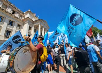 Los gremios y las organizaciones sociales se movilizaron en Córdoba contra el DNU presidencial