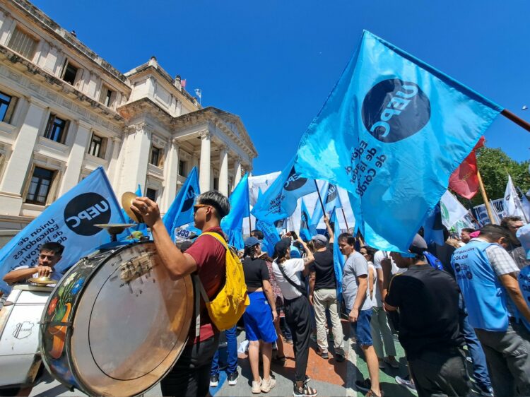 Los gremios y las organizaciones sociales se movilizaron en Córdoba contra el DNU presidencial